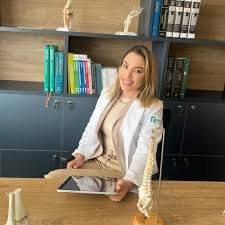 Profissional de saúde examinando pessoa idosa